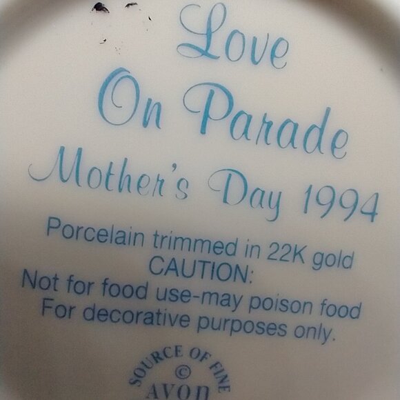 Vintage Avon Collectible Mother's Day Porcelain Plate 'Love on Parade" 1994 22K - Picture 2 of 16
